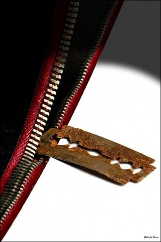 cremallera dorada abierta con cuchilla   oxidada