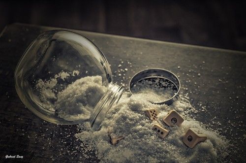 Bodegon conceptual, con   salero volcado y dados de poker