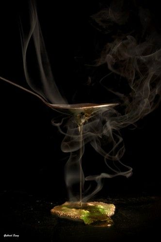 bodegon con cuchara perforada por   liquido corrosivo humeante