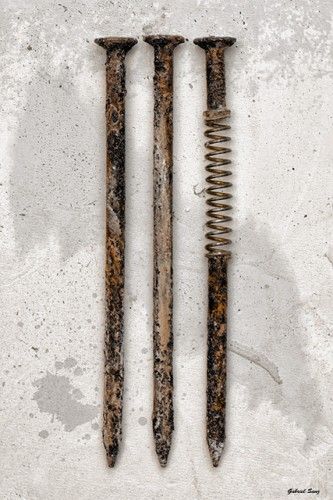 Composicion de tres   clavos y muelle .Objeto imposible