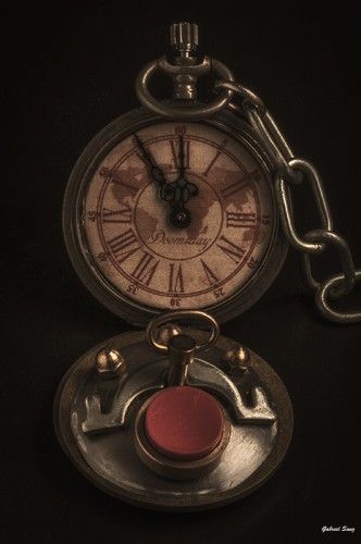 Fotografia Doomsday clock por Gabriel Sanz Glitch bodegon conceptual, reloj de bolsillo con boton rojo