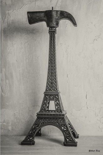 serie fotografica FUERA DE LUGAR por Gabriel Sanz Glitch souvenir de la torre eiffel con cabeza de martillo en lo alto