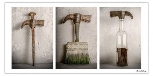 Serie Fotografica FUERA DE LUGAR por Gabriel Sanz Glitch triptico con imagenes mostrando una cabeza de martillo deshubicada