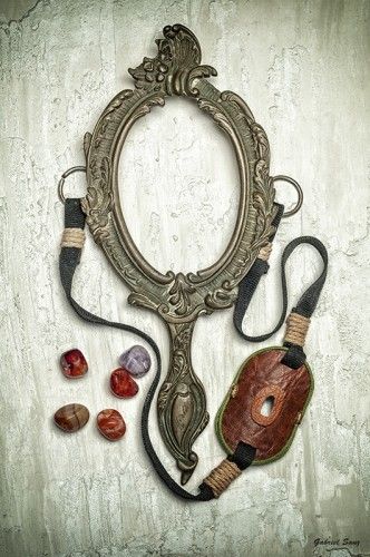 Fotografia VANIDAD por Gabriel Sanz Glitch Bodegon conceptual espejo como horquilla de tirachinas