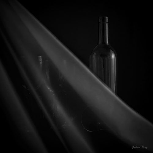 Bodegon con botellas y copas parcialmente cubiertos por un velo