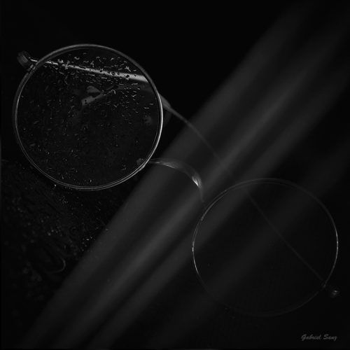 Bodegon conceptual gafas parcialmentee ocultas por velo